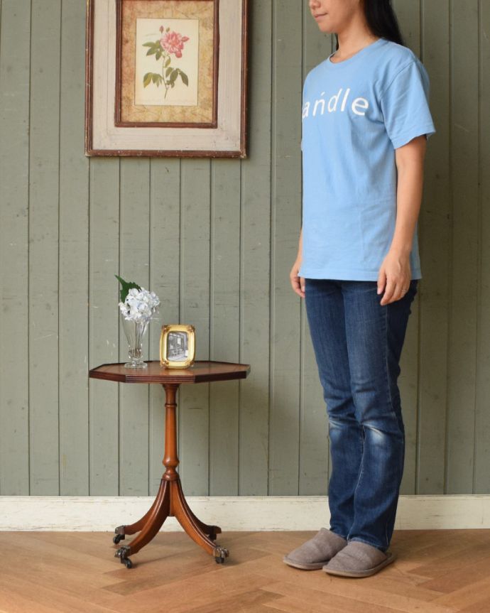 アンティークのテーブル　アンティーク家具　正八角形のキレイな革貼りのワインテーブル、英国のアンティーク家具。玄関で花器を飾ったり、ソファの横に持ってくれば、ちょうどいいサイドテーブルに。(j-1814-f)