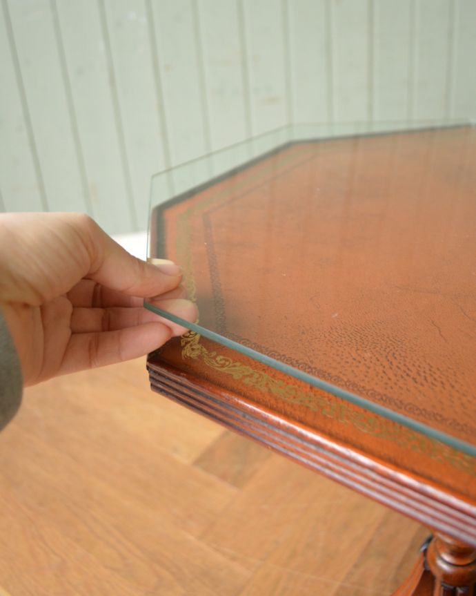 アンティークのテーブル　アンティーク家具　正八角形のキレイな革貼りのワインテーブル、英国のアンティーク家具。天板には、ガラス板が乗っています。(j-1814-f)