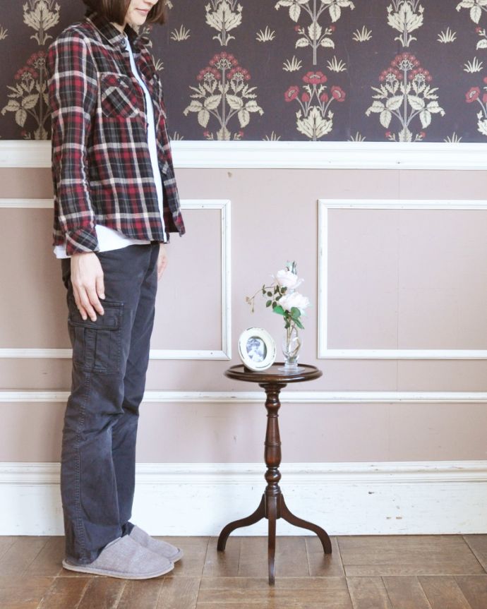 ロイドテーブル　アンティーク家具　真ん丸天板に愛嬌を感じる英国アンティークのワインテーブル。玄関で花器を飾ったり、ソファの前に持ってくれば、ちょうどいいサイドテーブルに。(j-1817-f)