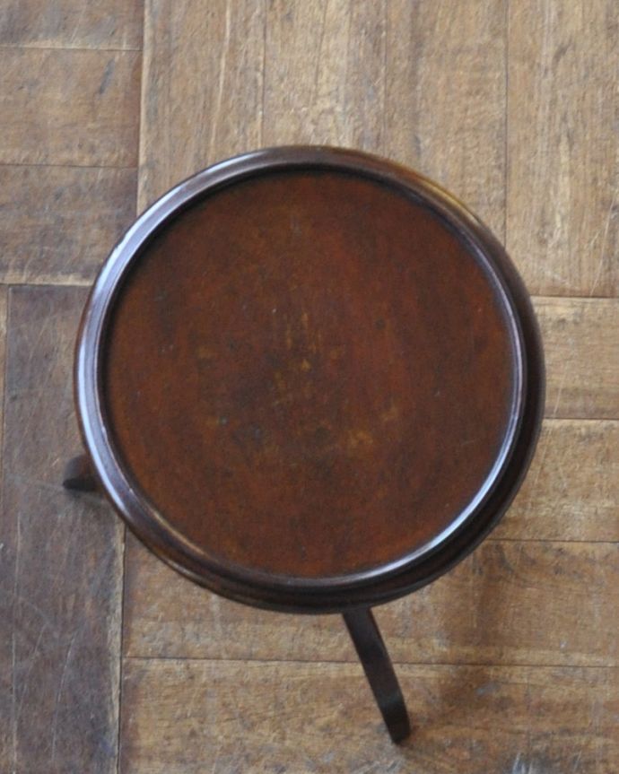 ロイドテーブル　アンティーク家具　真ん丸天板に愛嬌を感じる英国アンティークのワインテーブル。天板もキレイに仕上げました。(j-1817-f)