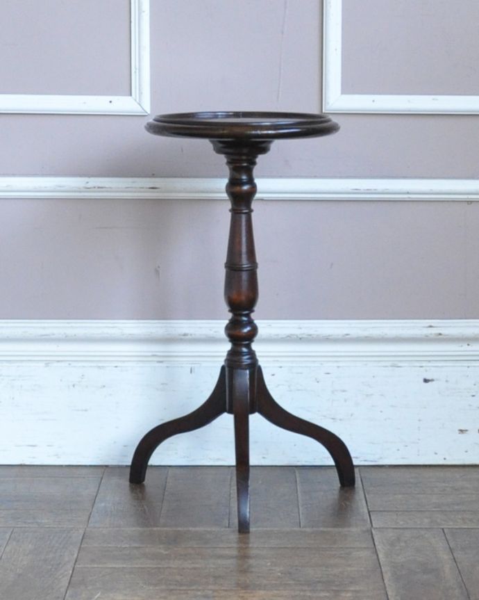 ロイドテーブル　アンティーク家具　真ん丸天板に愛嬌を感じる英国アンティークのワインテーブル。高級感のある彫りのデザインと脚先の優雅なカーブが自慢のテーブルです。(j-1817-f)