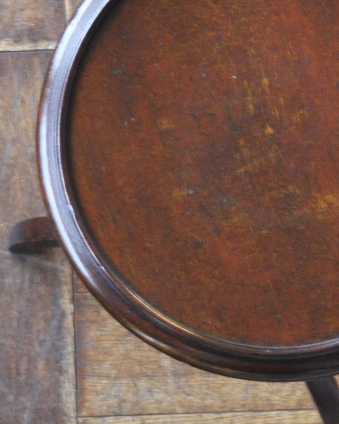 ロイドテーブル　アンティーク家具　真ん丸天板に愛嬌を感じる英国アンティークのワインテーブル。※アンティークは新品ではないので、経年変化によるキズはありますが、専門の職人によって目立たないようにキレイにお直しをしています。(j-1817-f)