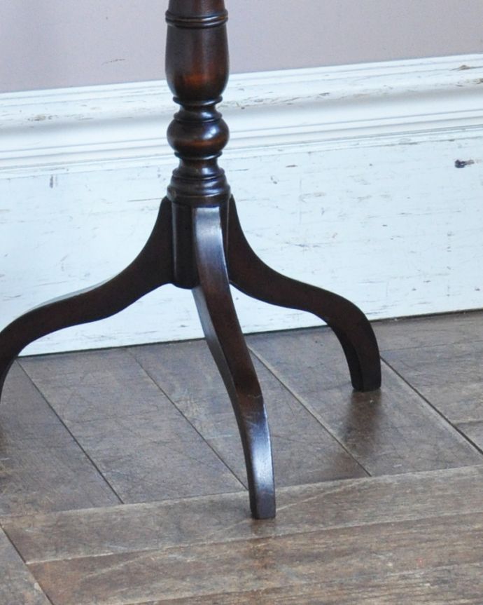 ロイドテーブル　アンティーク家具　真ん丸天板に愛嬌を感じる英国アンティークのワインテーブル。脚先までこだわっています。(j-1817-f)