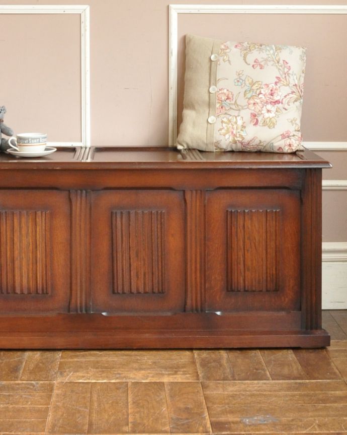 ブランケットボックス・収納ボックス　アンティーク家具　英国アンティーク家具、天板にまで彫りが施された、たっぷりお片づけできるアンティークコファ。落ち着いたオークの色合いは、和室や書斎にもあわせやすいのでオススメです。(j-1818-f)