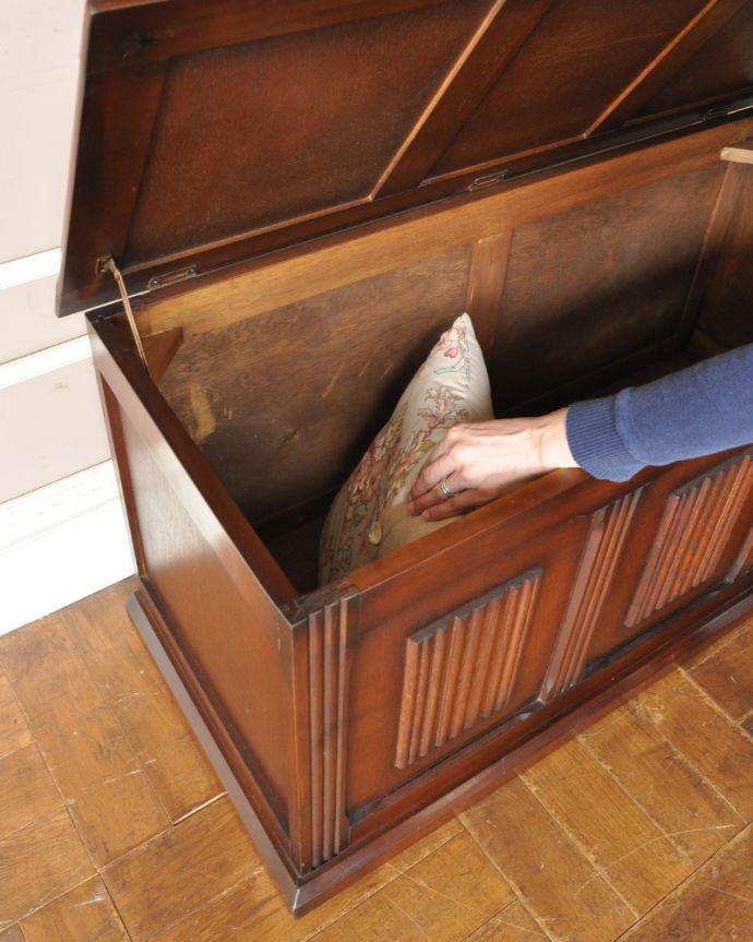 ブランケットボックス・収納ボックス　アンティーク家具　英国アンティーク家具、天板にまで彫りが施された、たっぷりお片づけできるアンティークコファ。クッションやブランケット、ラグなどかさばるアイテムも、たっぷり入るコファーなら収納可能です。(j-1818-f)