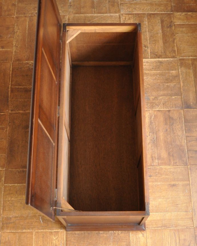 ブランケットボックス・収納ボックス　アンティーク家具　英国アンティーク家具、天板にまで彫りが施された、たっぷりお片づけできるアンティークコファ。フタを開くと・・・本やクッション、ブランケットなど、リビングで散らかっているものの収納に大助かり！内側も美しい状態です。(j-1818-f)