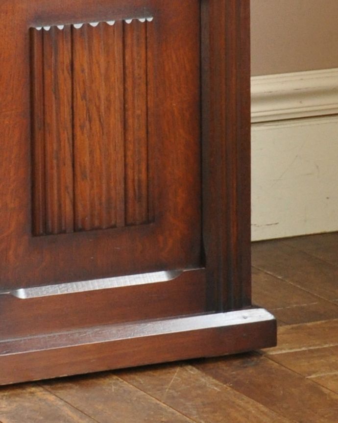 ブランケットボックス・収納ボックス　アンティーク家具　英国アンティーク家具、天板にまで彫りが施された、たっぷりお片づけできるアンティークコファ。安定感のある脚がしっかり支えます※脚の裏にフェルトキーパーを付けてお送りしています。(j-1818-f)