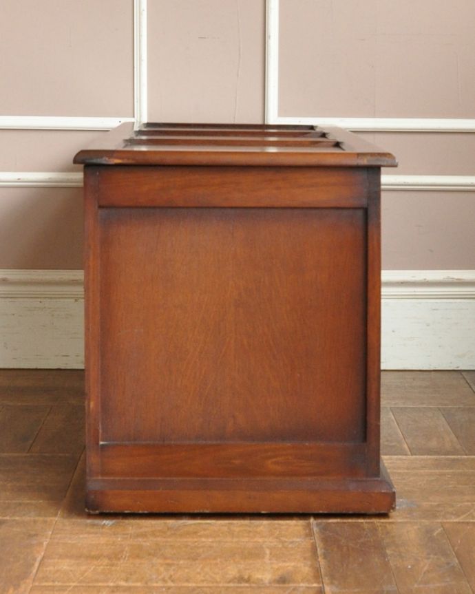 ブランケットボックス・収納ボックス　アンティーク家具　英国アンティーク家具、天板にまで彫りが施された、たっぷりお片づけできるアンティークコファ。サイドから見てもキレイです！どこから見てもかっこいいのでご安心くださいね。(j-1818-f)