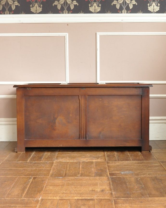 ブランケットボックス・収納ボックス　アンティーク家具　英国アンティーク家具、天板にまで彫りが施された、たっぷりお片づけできるアンティークコファ。※アンティークは新品ではないので、もちろん経年変化によるキズはありますが、専門の職人が目立たないようキレイにお直しをしているので、後姿までキレイです。(j-1818-f)