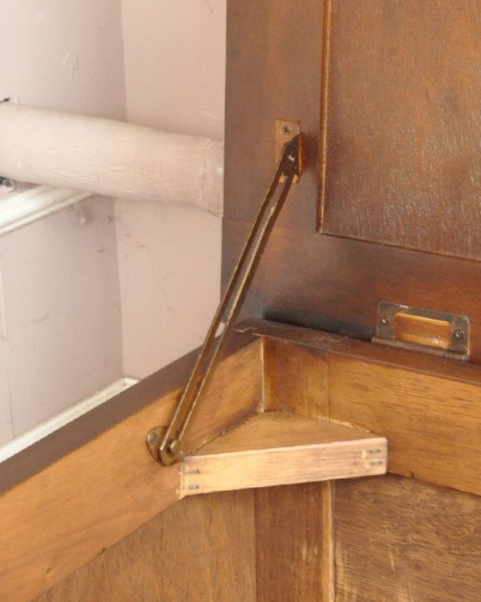 ブランケットボックス・収納ボックス　アンティーク家具　英国アンティーク家具、天板にまで彫りが施された、たっぷりお片づけできるアンティークコファ。フタには金具が付いているので、安全です。(j-1818-f)