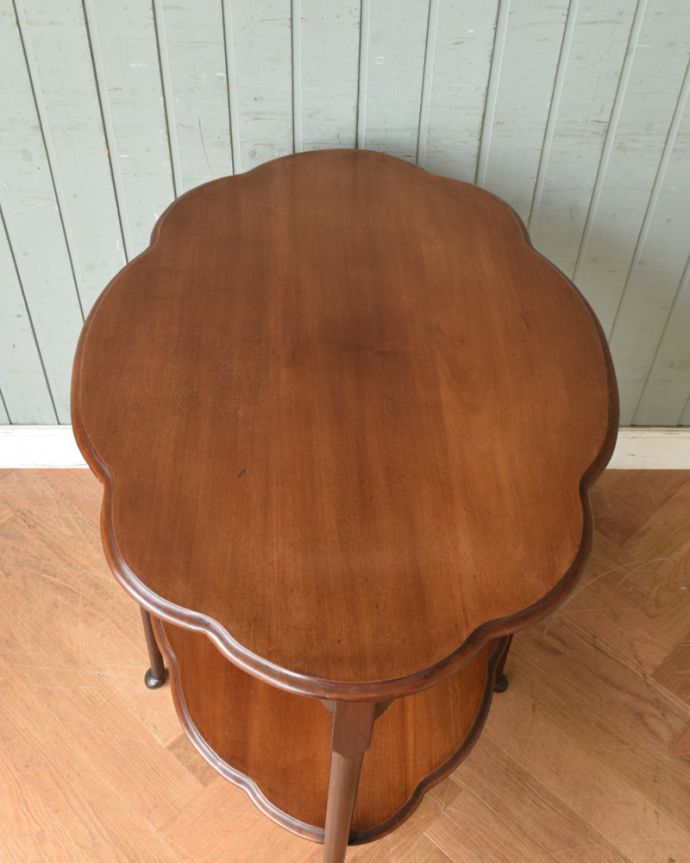 ロイドテーブル　アンティーク家具　脚元に棚が１つ付いたアンティークオケージョナルテーブル。何を置こうかな･･･？上から見ると、天板はこんな感じ。(j-1819-f)