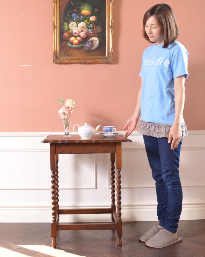 ロイドテーブル　アンティーク家具　美しいアンティークの英国家具、ツイスト脚のオケージョナルテーブル。そっと壁に付けて置くだけで、オシャレな雰囲気に。(j-1820-f)