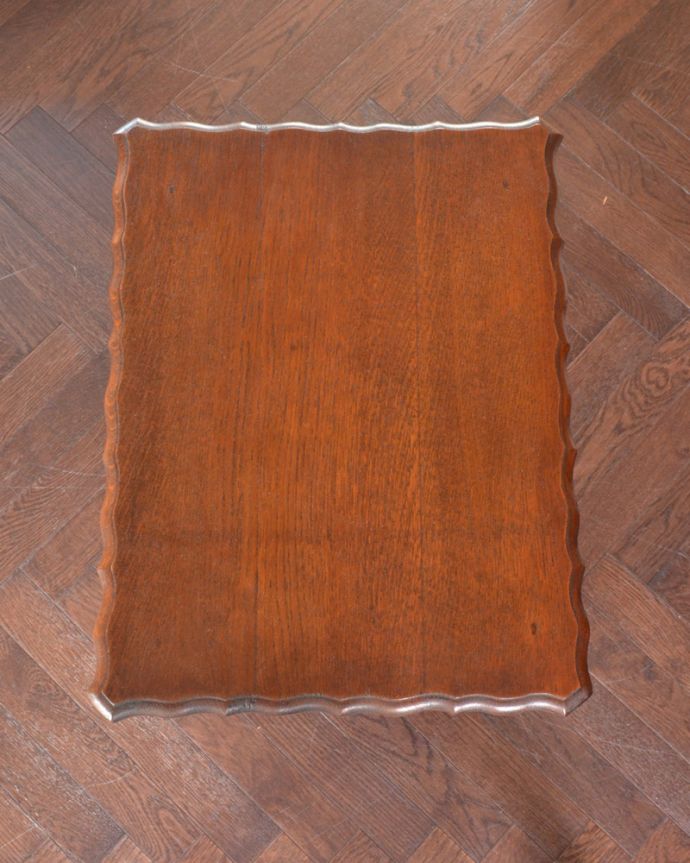 ロイドテーブル　アンティーク家具　美しいアンティークの英国家具、ツイスト脚のオケージョナルテーブル。上から見ると、天板はこんな感じ。(j-1820-f)