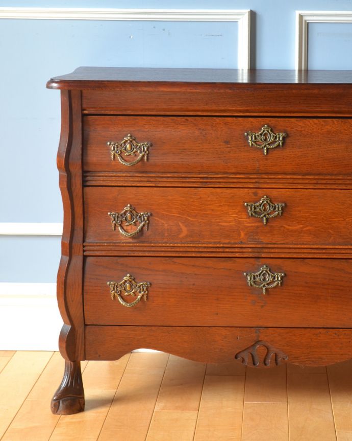 アンティークのチェスト　アンティーク家具　南フランススタイルのアンティーク家具、どこでも大活躍してくれる小ぶりな３段チェスト（コモード）。「見せる収納」！置く場所を選ばずに使えちゃう。(j-1822-f)