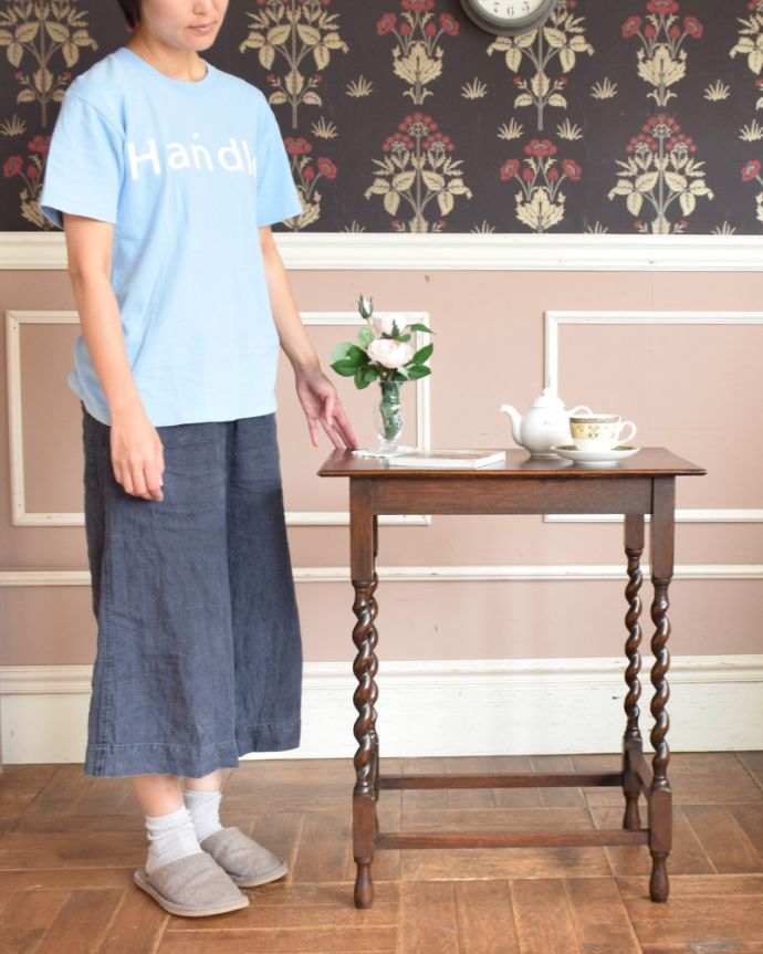 ロイドテーブル　アンティーク家具　繊細なツイストデザインを施したアンティークのオケージョナルテーブル。そっと壁に付けて置くだけで、オシャレな雰囲気に。(j-1823-f)