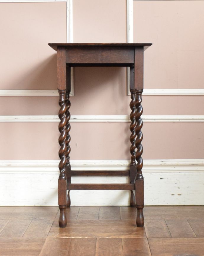 ロイドテーブル　アンティーク家具　繊細なツイストデザインを施したアンティークのオケージョナルテーブル。横から見ても美しいデザインです。(j-1823-f)
