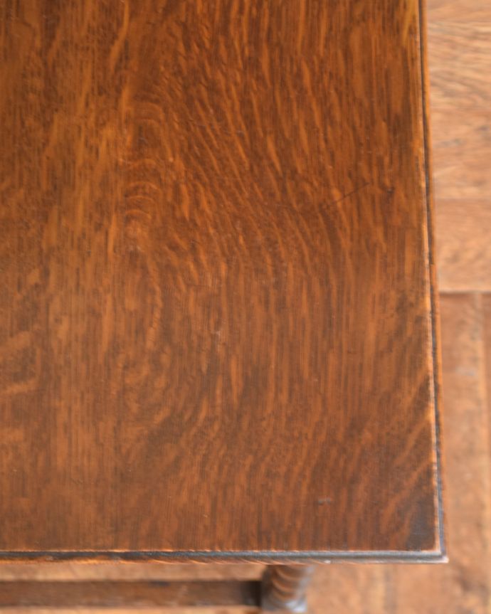 ロイドテーブル　アンティーク家具　繊細なツイストデザインを施したアンティークのオケージョナルテーブル。大人っぽいカラーで落ち着きがあります。(j-1823-f)