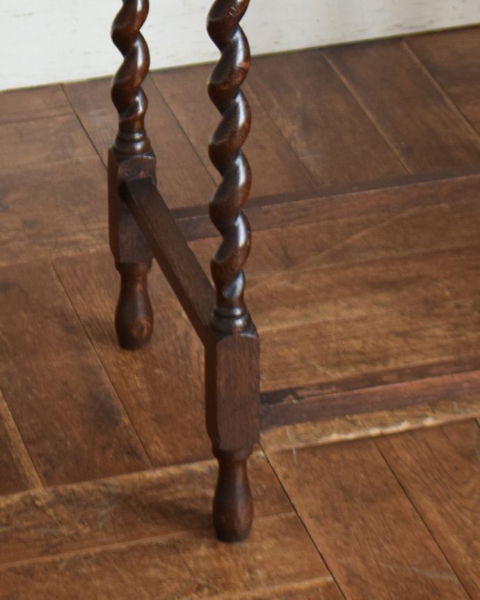 ロイドテーブル　アンティーク家具　繊細なツイストデザインを施したアンティークのオケージョナルテーブル。キチンとお直ししました。(j-1823-f)