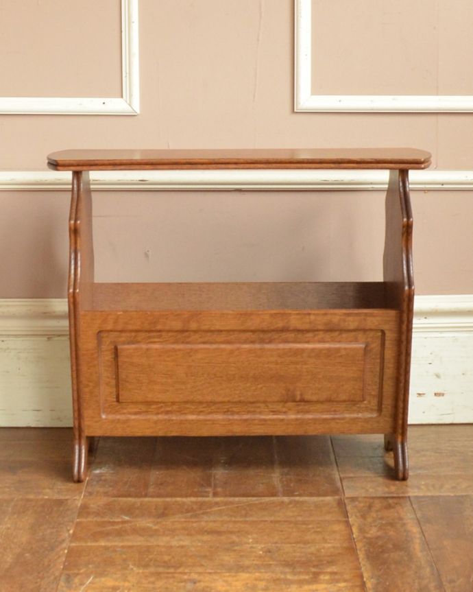 マガジンラック　アンティーク家具　横のお花の彫りも可愛いアクセント、天板付きの便利な木製アンティークマガジンラック。持ち運びも楽なので、使いたいところで使ってくださいね。(j-1825-f)