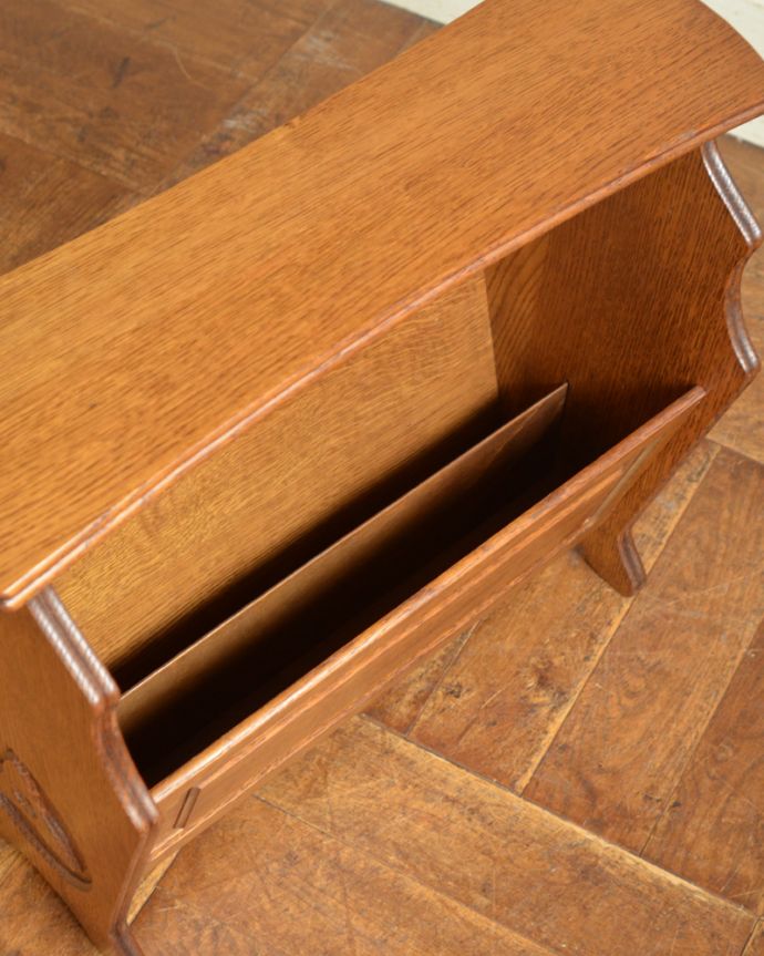 マガジンラック　アンティーク家具　横のお花の彫りも可愛いアクセント、天板付きの便利な木製アンティークマガジンラック。中までしっかりとお手入れしています。(j-1825-f)