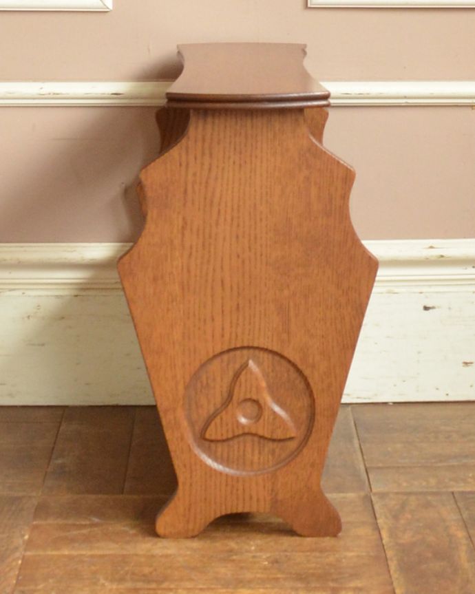 マガジンラック　アンティーク家具　横のお花の彫りも可愛いアクセント、天板付きの便利な木製アンティークマガジンラック。アンティークは新品ではないので、経年変化によるキズはありますが、専門の職人によって目立たないようにキレイにお直しをしています。(j-1825-f)