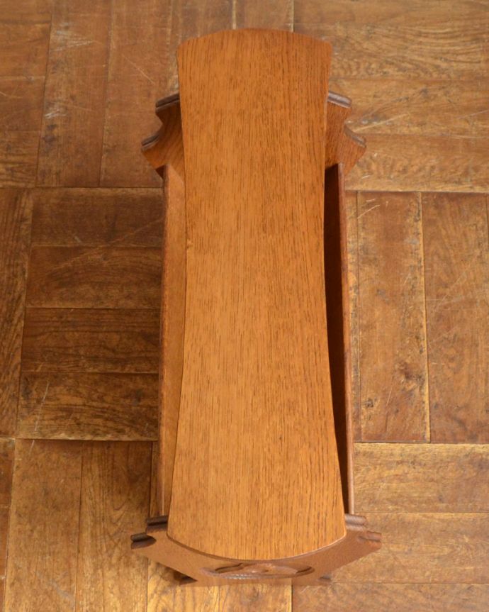 マガジンラック　アンティーク家具　横のお花の彫りも可愛いアクセント、天板付きの便利な木製アンティークマガジンラック。美しくカーブがかかった天板です。(j-1825-f)