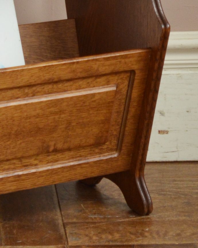 マガジンラック　アンティーク家具　横のお花の彫りも可愛いアクセント、天板付きの便利な木製アンティークマガジンラック。メンテナンスしているので安心してお使いいただけます。(j-1825-f)