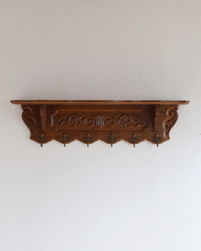 ウォールシェルフ・ウォールハンガー アンティーク家具 オーク材の彫刻が美しいアンティークウォールハンガー(壁付けシェルフ)。木製で存在感のある本格的なインテリアです。(j-1827-f)