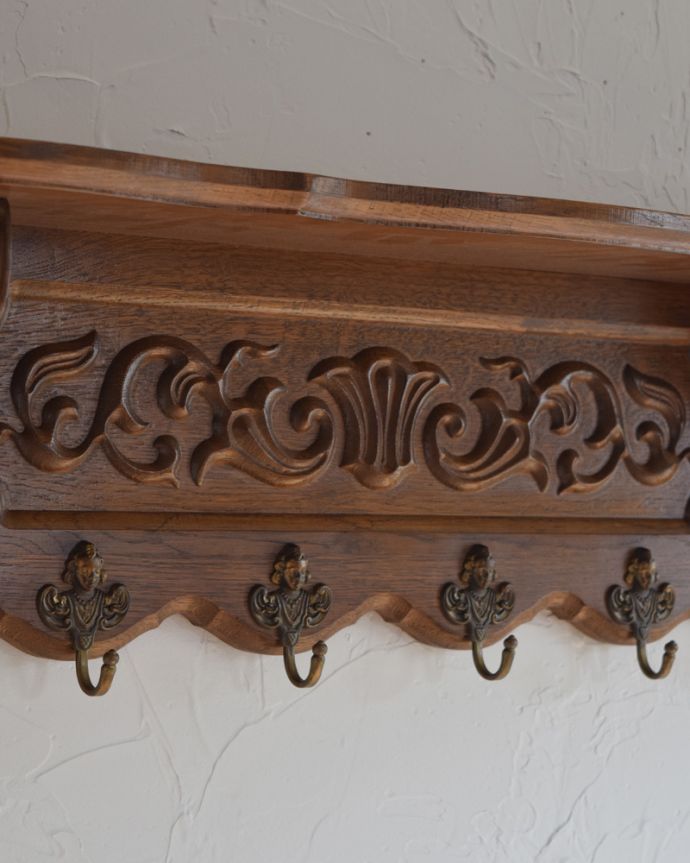 ウォールシェルフ・ウォールハンガー アンティーク家具 オーク材の彫刻が美しいアンティークウォールハンガー(壁付けシェルフ)。どこから見ても丁寧に彫りの装飾が施してあります。(j-1827-f)