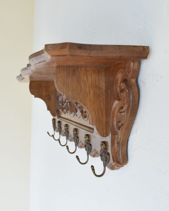 ウォールシェルフ・ウォールハンガー アンティーク家具 オーク材の彫刻が美しいアンティークウォールハンガー(壁付けシェルフ)。フランスらしい優雅な彫りが隅々に施されています。(j-1827-f)
