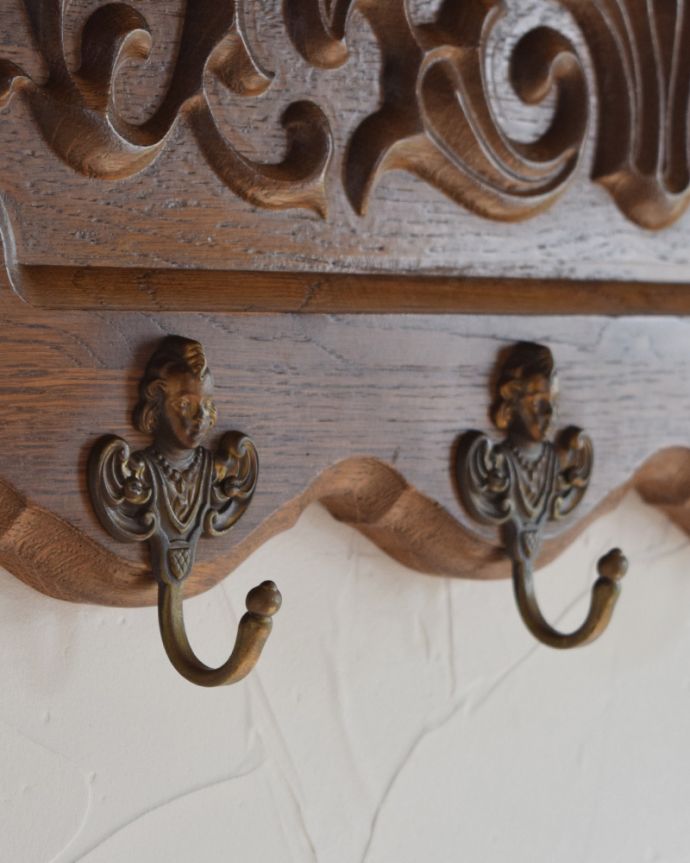 ウォールシェルフ・ウォールハンガー アンティーク家具 オーク材の彫刻が美しいアンティークウォールハンガー(壁付けシェルフ)。上下に掛けられる使いやすいフックが付いています。(j-1827-f)