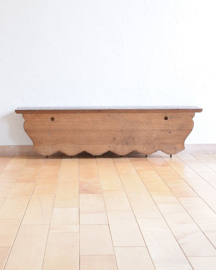 ウォールシェルフ・ウォールハンガー アンティーク家具 オーク材の彫刻が美しいアンティークウォールハンガー(壁付けシェルフ)。※アンティークは新品ではないので、もちろん経年変化によるキズはありますが、専門の職人が目立たないようキレイにお直しをしているので、後姿までキレイです。(j-1827-f)