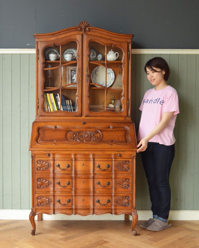 ビューロー　アンティーク家具　贅沢な彫りが美しいアンティーク南仏家具、オーク材のブックビューロー（本棚とデスク）。脚の先まで装飾が美しいデザインです。(j-1828-f)