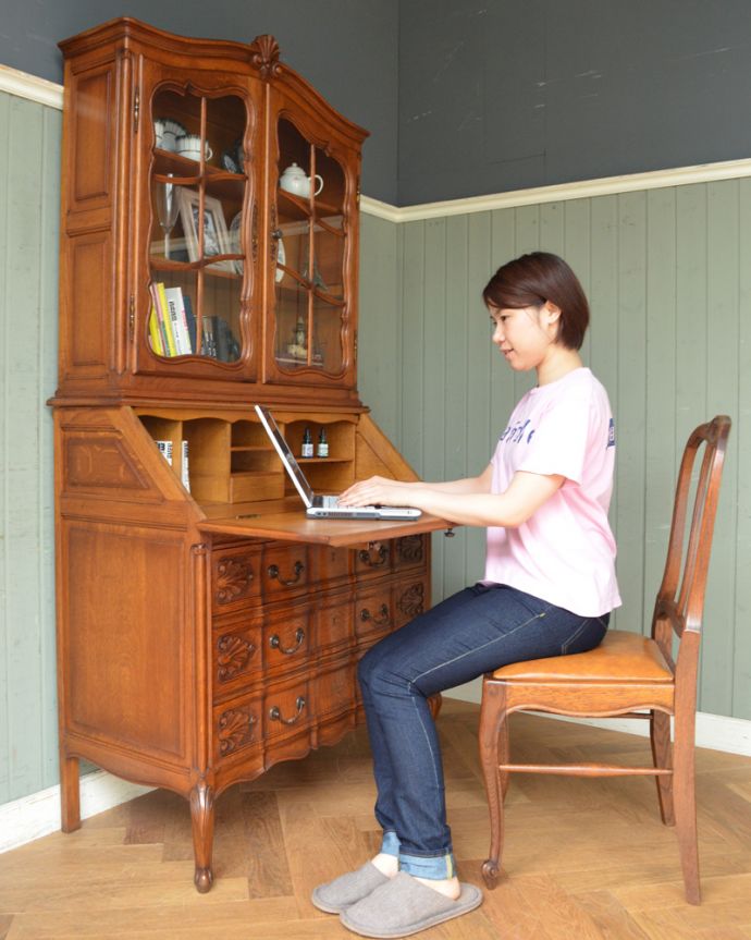 ビューロー　アンティーク家具　贅沢な彫りが美しいアンティーク南仏家具、オーク材のブックビューロー（本棚とデスク）。飾り棚とパソコンスペース、両方欲しい方にオススメなのが、このブックケースビューロー！書き物やパソコンをする時は、ビューローを開いて使ってください。(j-1828-f)
