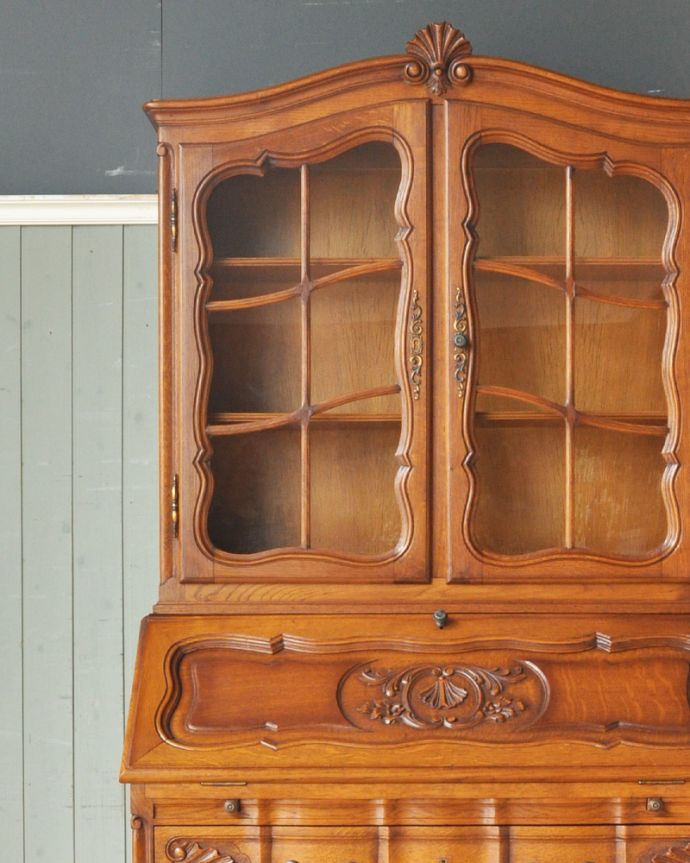 ビューロー　アンティーク家具　贅沢な彫りが美しいアンティーク南仏家具、オーク材のブックビューロー（本棚とデスク）。とっても美しい彫の装飾です。(j-1828-f)