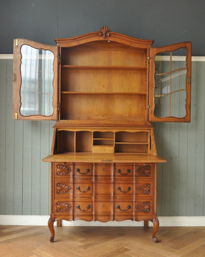 ビューロー　アンティーク家具　贅沢な彫りが美しいアンティーク南仏家具、オーク材のブックビューロー（本棚とデスク）。二枚扉の奥はたっぷり収納。(j-1828-f)