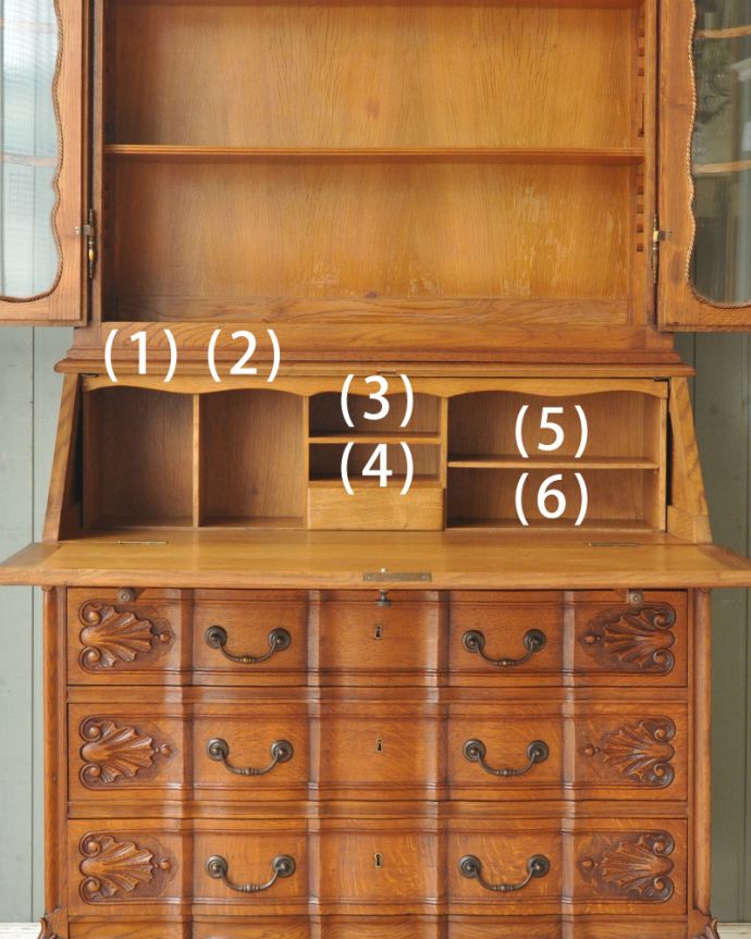 ビューロー　アンティーク家具　贅沢な彫りが美しいアンティーク南仏家具、オーク材のブックビューロー（本棚とデスク）。この通り天板は広々しているので、パソコンデスクとしても活躍してくれます。(j-1828-f)