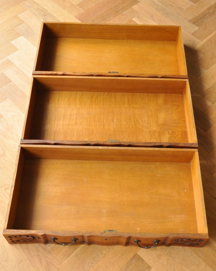 ビューロー　アンティーク家具　贅沢な彫りが美しいアンティーク南仏家具、オーク材のブックビューロー（本棚とデスク）。引き出しが付いています。(j-1828-f)