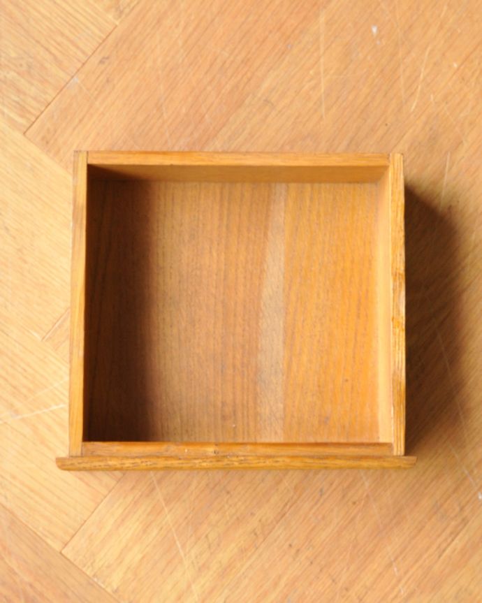 ビューロー　アンティーク家具　贅沢な彫りが美しいアンティーク南仏家具、オーク材のブックビューロー（本棚とデスク）。ビューロー内にも小さな引き出しが１杯付いています。(j-1828-f)