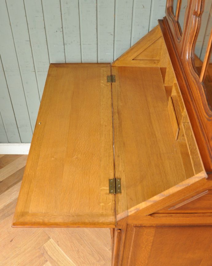 ビューロー　アンティーク家具　贅沢な彫りが美しいアンティーク南仏家具、オーク材のブックビューロー（本棚とデスク）。天板もピカピカにお直ししました。(j-1828-f)