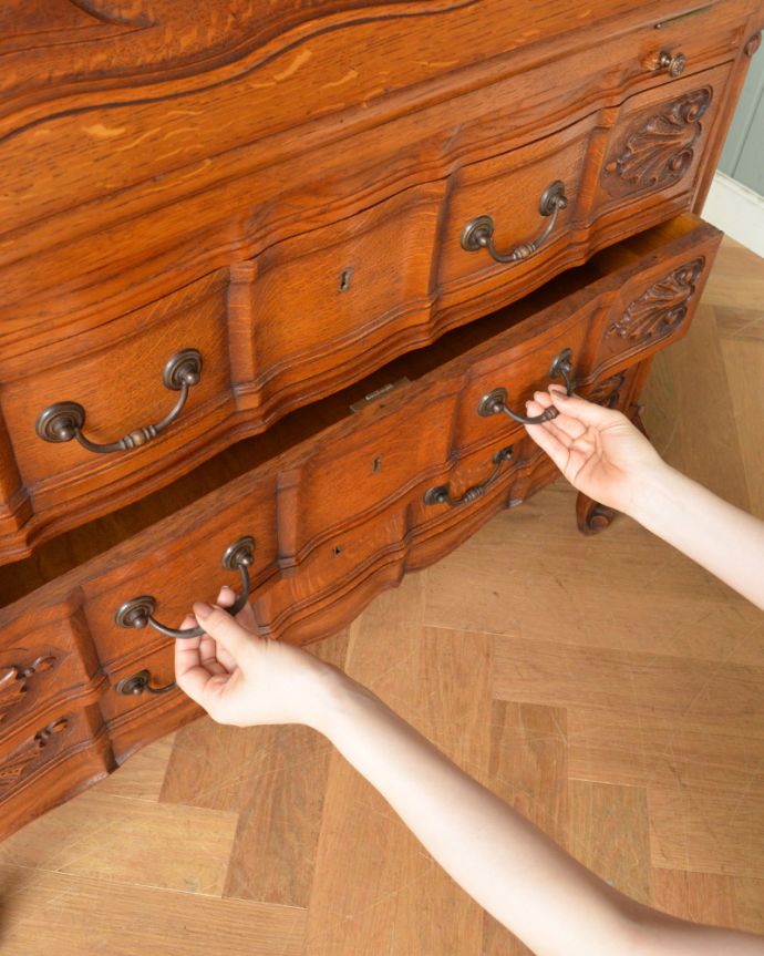 ビューロー　アンティーク家具　贅沢な彫りが美しいアンティーク南仏家具、オーク材のブックビューロー（本棚とデスク）。優雅な曲線の取っ手。(j-1828-f)