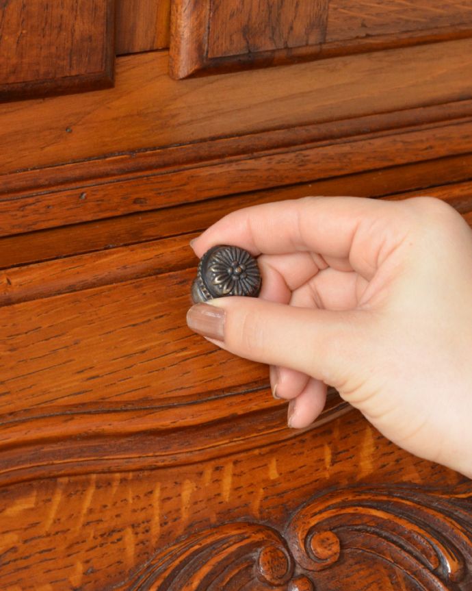 ビューロー　アンティーク家具　贅沢な彫りが美しいアンティーク南仏家具、オーク材のブックビューロー（本棚とデスク）。ビューローはお花モチーフの可愛い取っ手です。(j-1828-f)