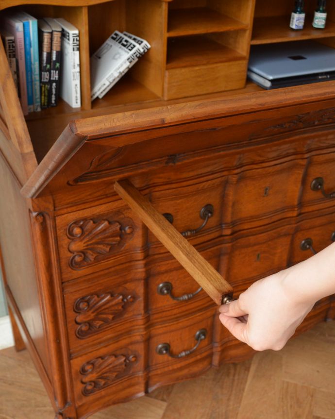 ビューロー　アンティーク家具　贅沢な彫りが美しいアンティーク南仏家具、オーク材のブックビューロー（本棚とデスク）。ビューローの支えであるバーは、両サイドに付いています。(j-1828-f)