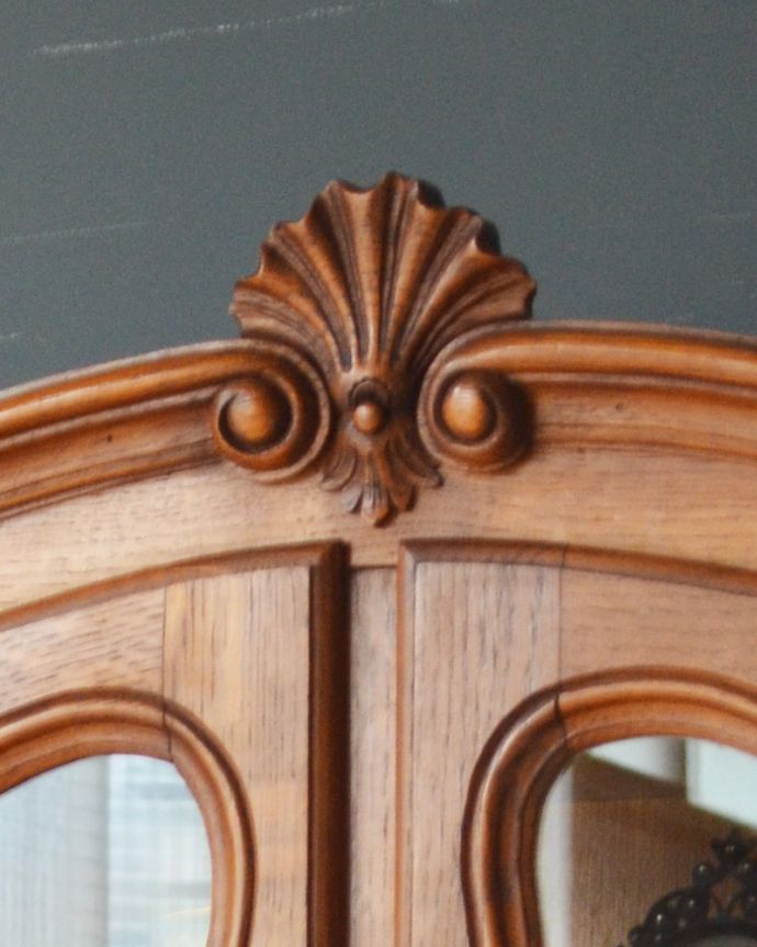 ビューロー　アンティーク家具　贅沢な彫りが美しいアンティーク南仏家具、オーク材のブックビューロー（本棚とデスク）。植物があしらわれた装飾にはどこか和の美しさを感じます。(j-1828-f)