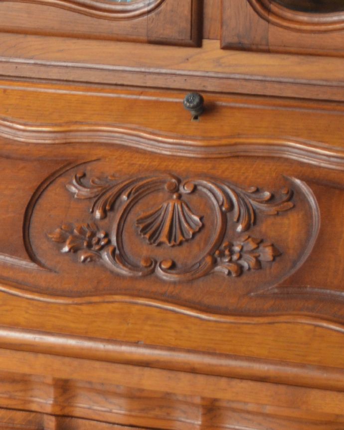 ビューロー　アンティーク家具　贅沢な彫りが美しいアンティーク南仏家具、オーク材のブックビューロー（本棚とデスク）。外国製のビューローは装飾があちこちにあるので、絵になるアイテム。(j-1828-f)
