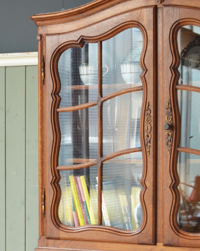 ビューロー　アンティーク家具　贅沢な彫りが美しいアンティーク南仏家具、オーク材のブックビューロー（本棚とデスク）。当時のガラスが美しい状態で残っていました。(j-1828-f)