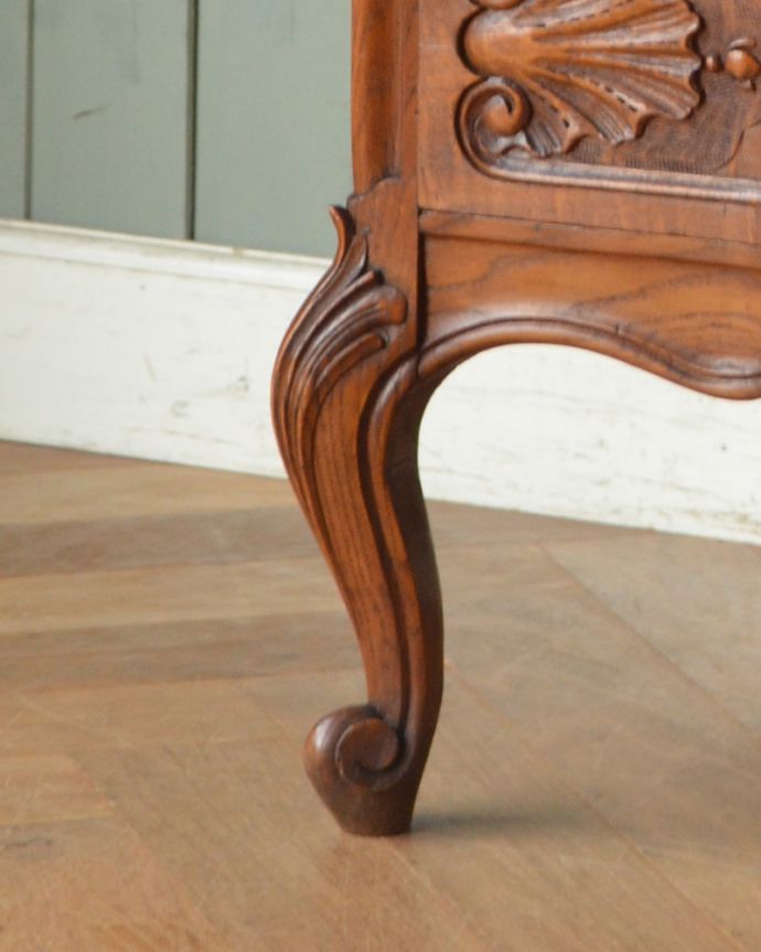 ビューロー　アンティーク家具　贅沢な彫りが美しいアンティーク南仏家具、オーク材のブックビューロー（本棚とデスク）。スラリと伸びた優雅な猫脚がポイント。(j-1828-f)