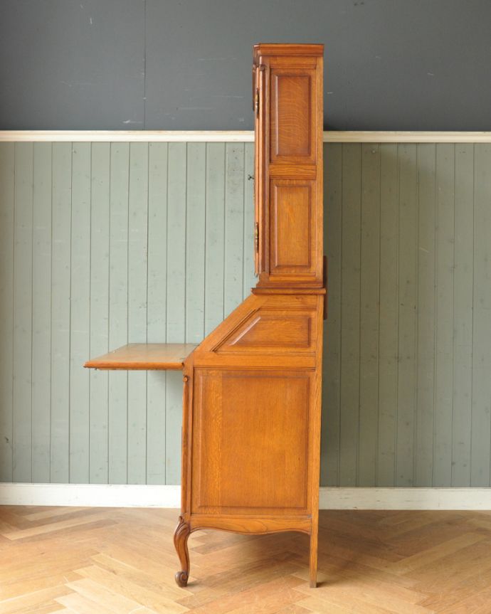 ビューロー　アンティーク家具　贅沢な彫りが美しいアンティーク南仏家具、オーク材のブックビューロー（本棚とデスク）。サイドが見えても良いように作られた高級感を感じさせるデザインです。(j-1828-f)