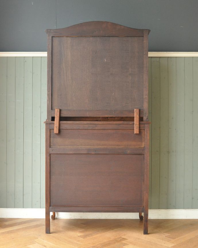 ビューロー　アンティーク家具　贅沢な彫りが美しいアンティーク南仏家具、オーク材のブックビューロー（本棚とデスク）。※アンティークは新品ではないので、もちろん経年変化によるキズはありますが、専門の職人が目立たないようキレイにお直しをしているので、後姿までキレイです。(j-1828-f)