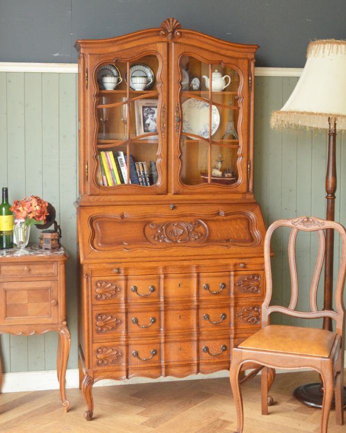 ビューロー　アンティーク家具　贅沢な彫りが美しいアンティーク南仏家具、オーク材のブックビューロー（本棚とデスク）。優雅さと気品が漂うフレンチビューローこのうっとりしちゃう姿は女性の憧れ。(j-1828-f)